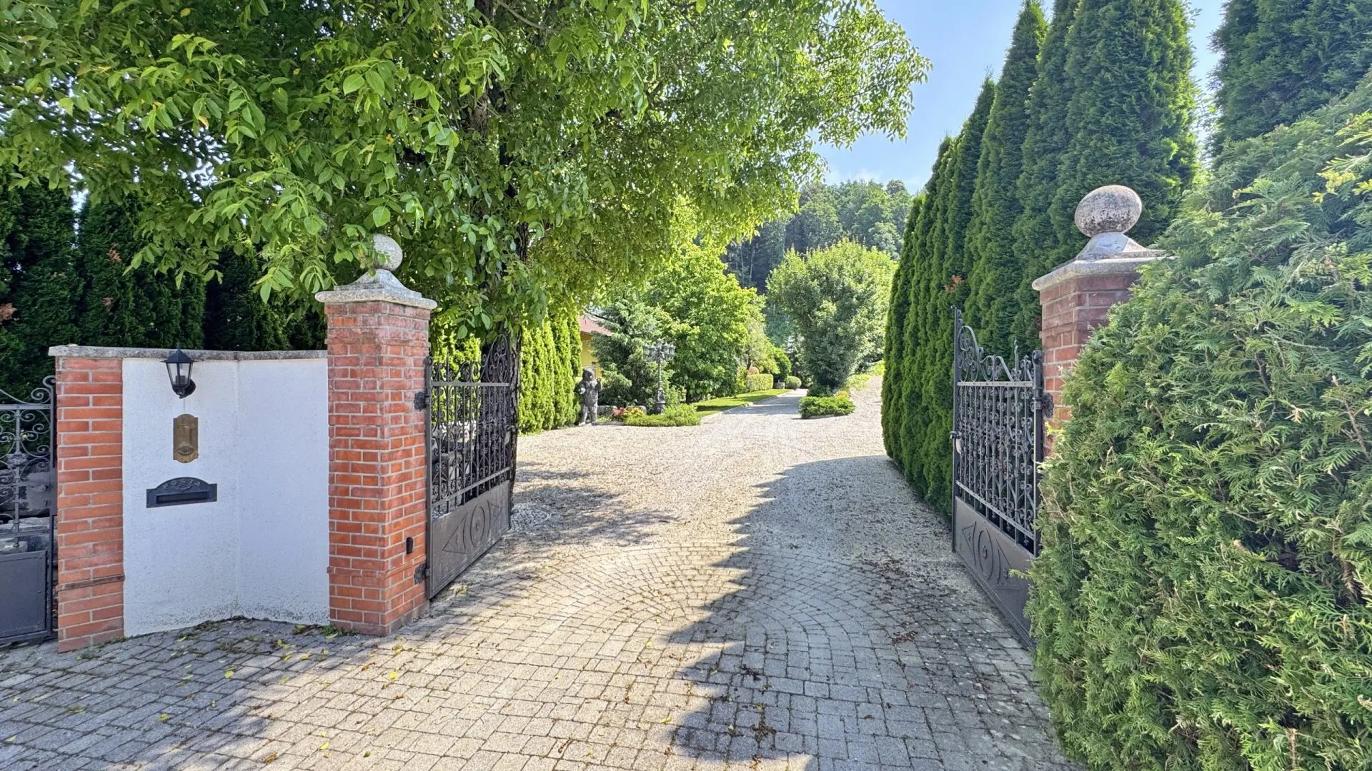 Kranj Area – Spacious Estate with Great Potential