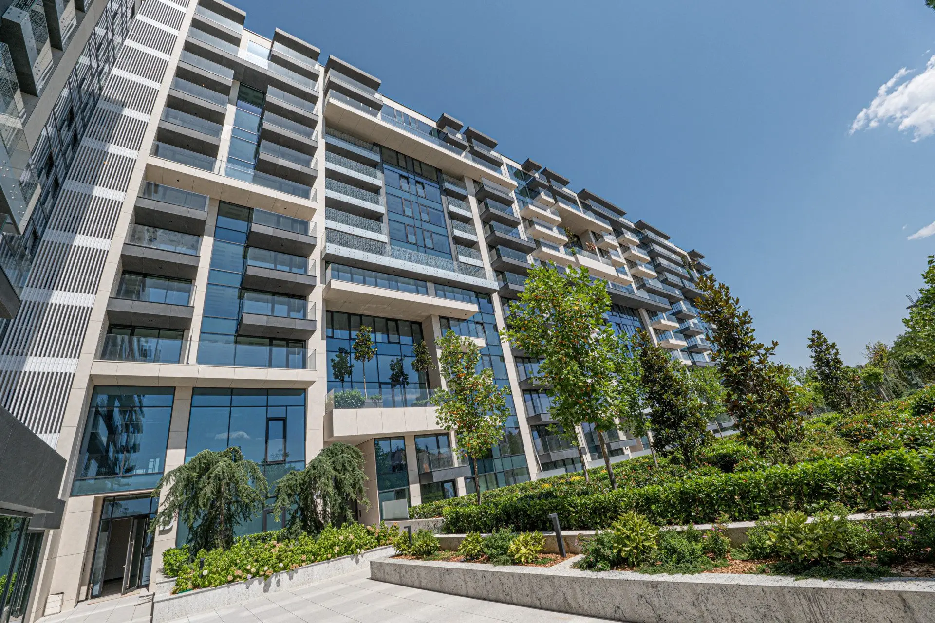 Wonderful panoramic apartment with three bedrooms and a double parking space in Teatralna complex
