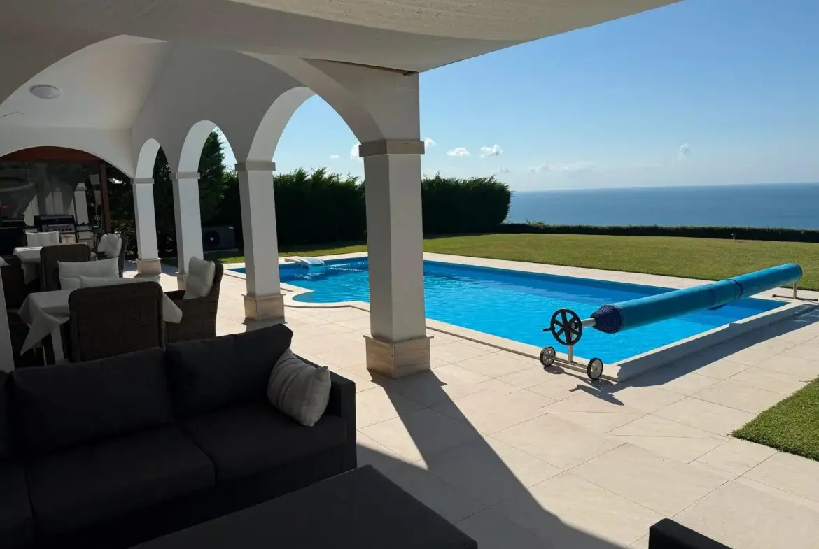 Beachfront villa with panoramic ocean views