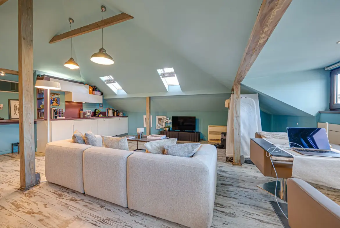 Elegant penthouse with impressive high ceilings on Saborna Street