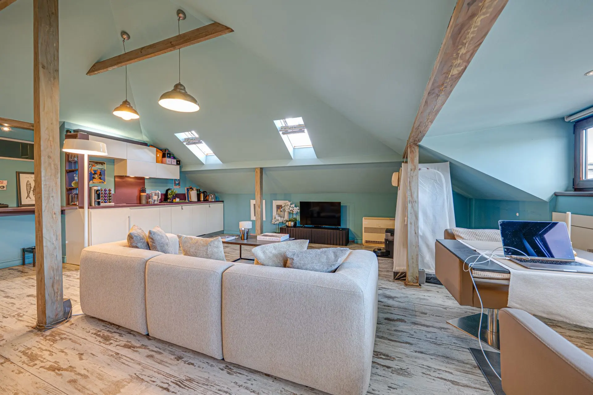 Elegant penthouse with impressive high ceilings on Saborna Street