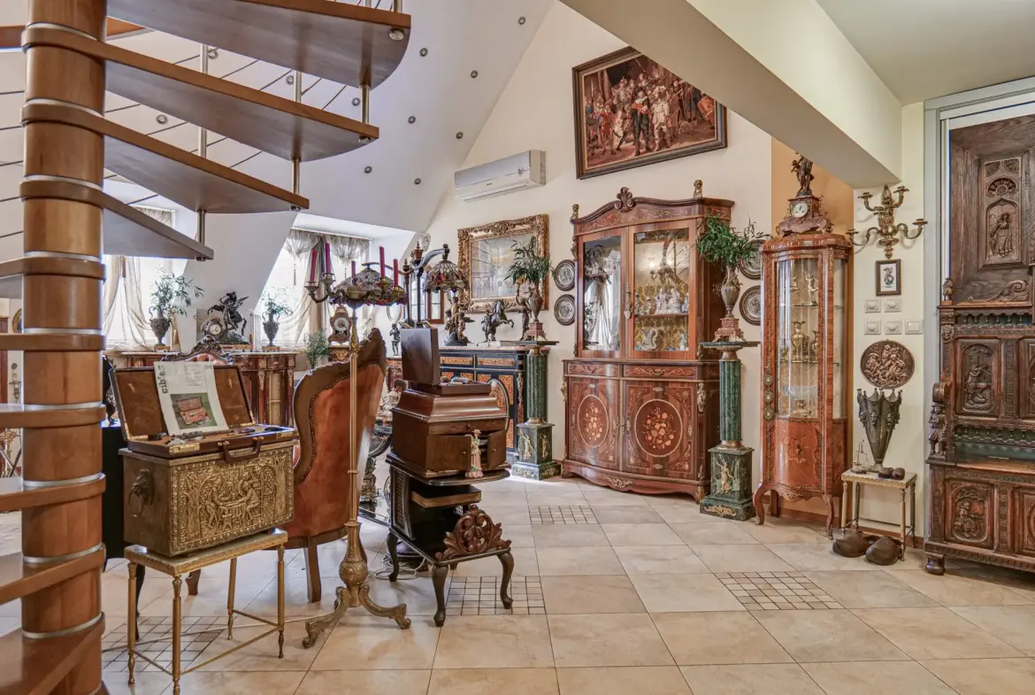 Aristocratic multi-room apartment with unique antiques in Mladost 1 for sale