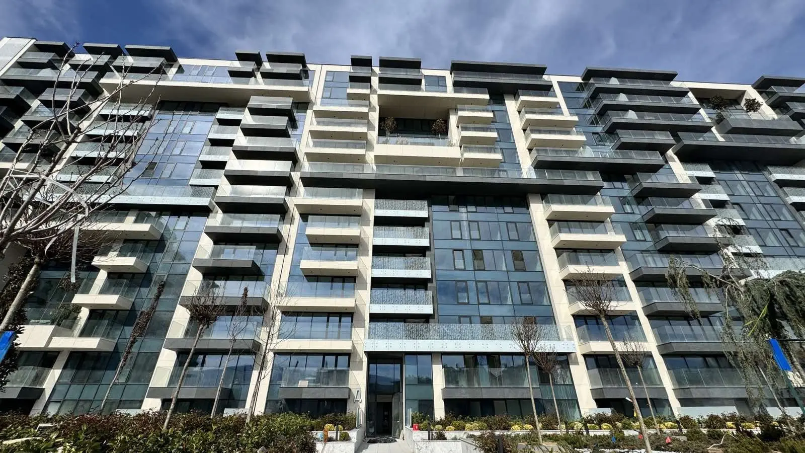 Three-bedroom apartment in a preferred newly built complex next to Zaimov Park