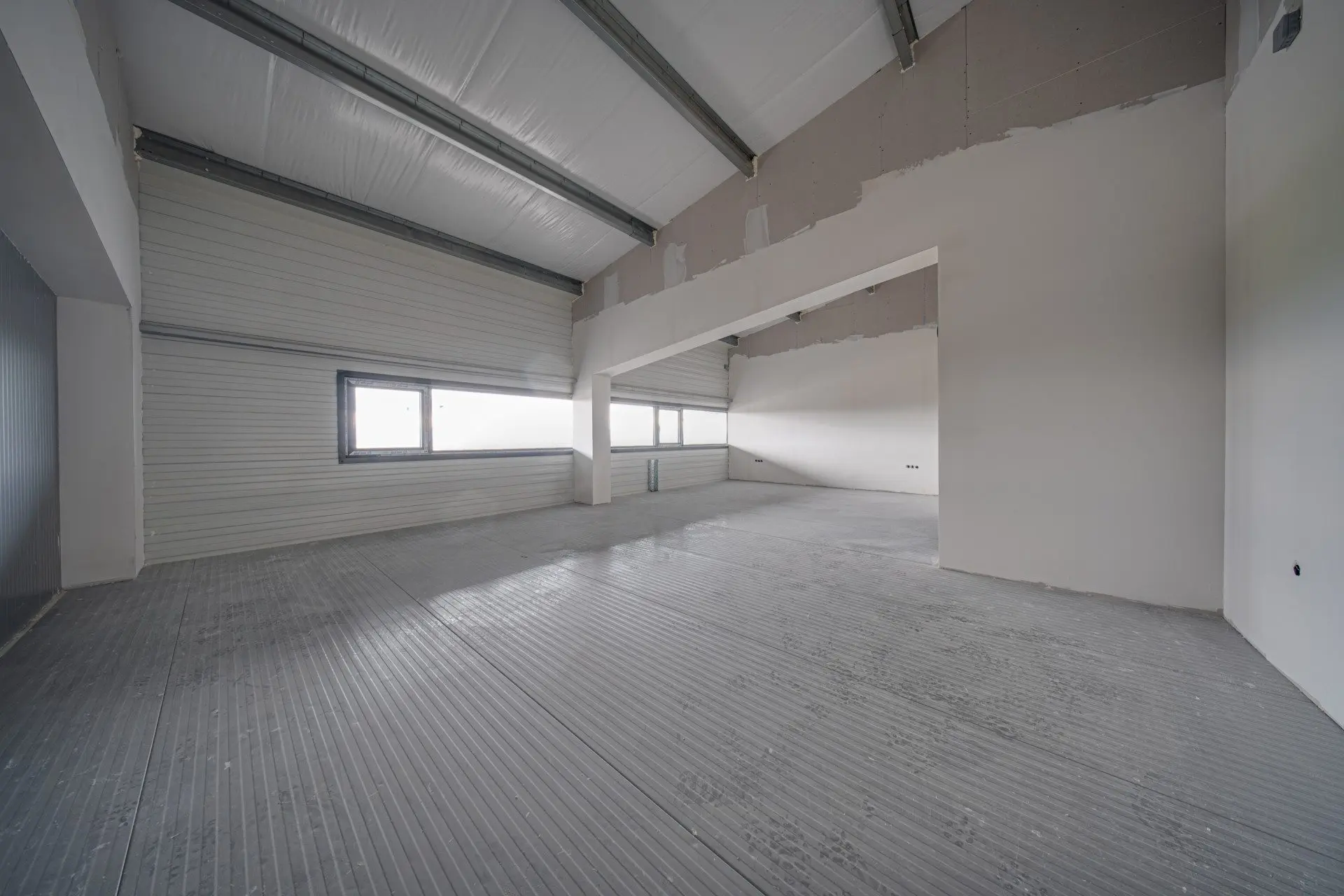 5d823c17f2576a1ccf2aab9e90134cef Newly built warehouse premises are for sale in the village of Lozen, at the Act 14 stage