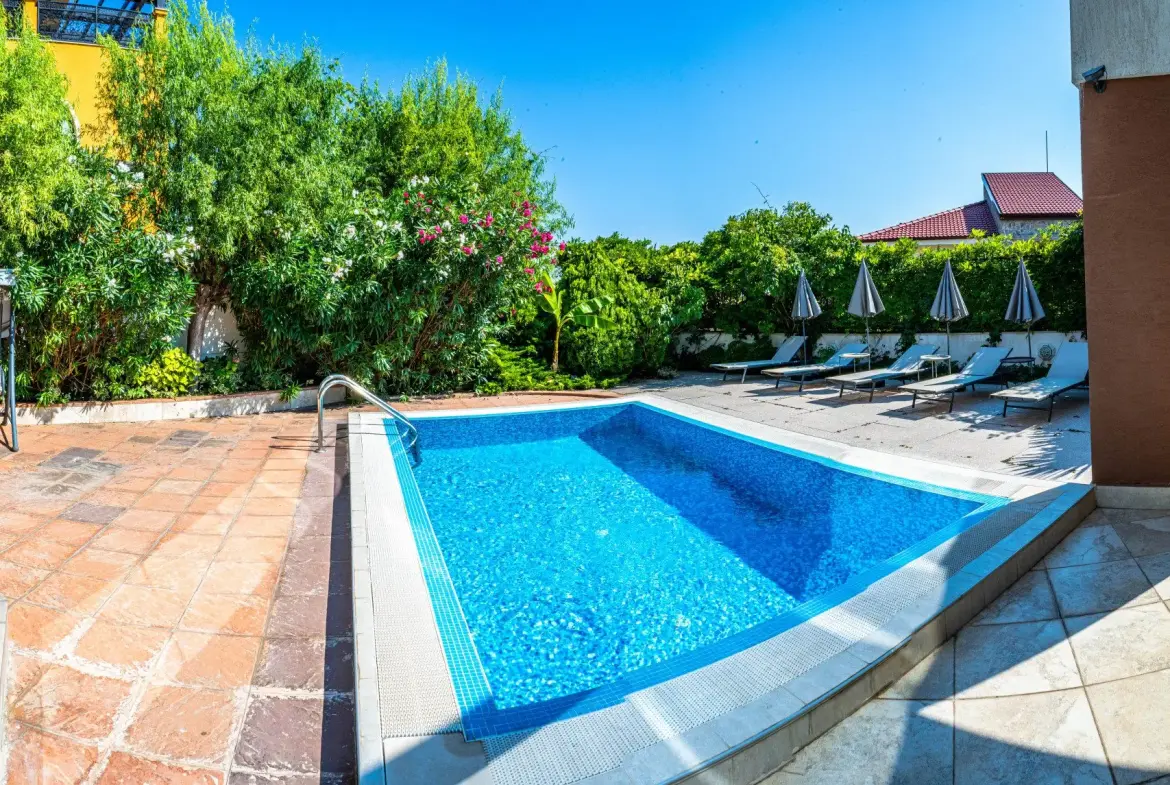 Spacious detached house in excellent condition and swimming pool in Budjaka area
