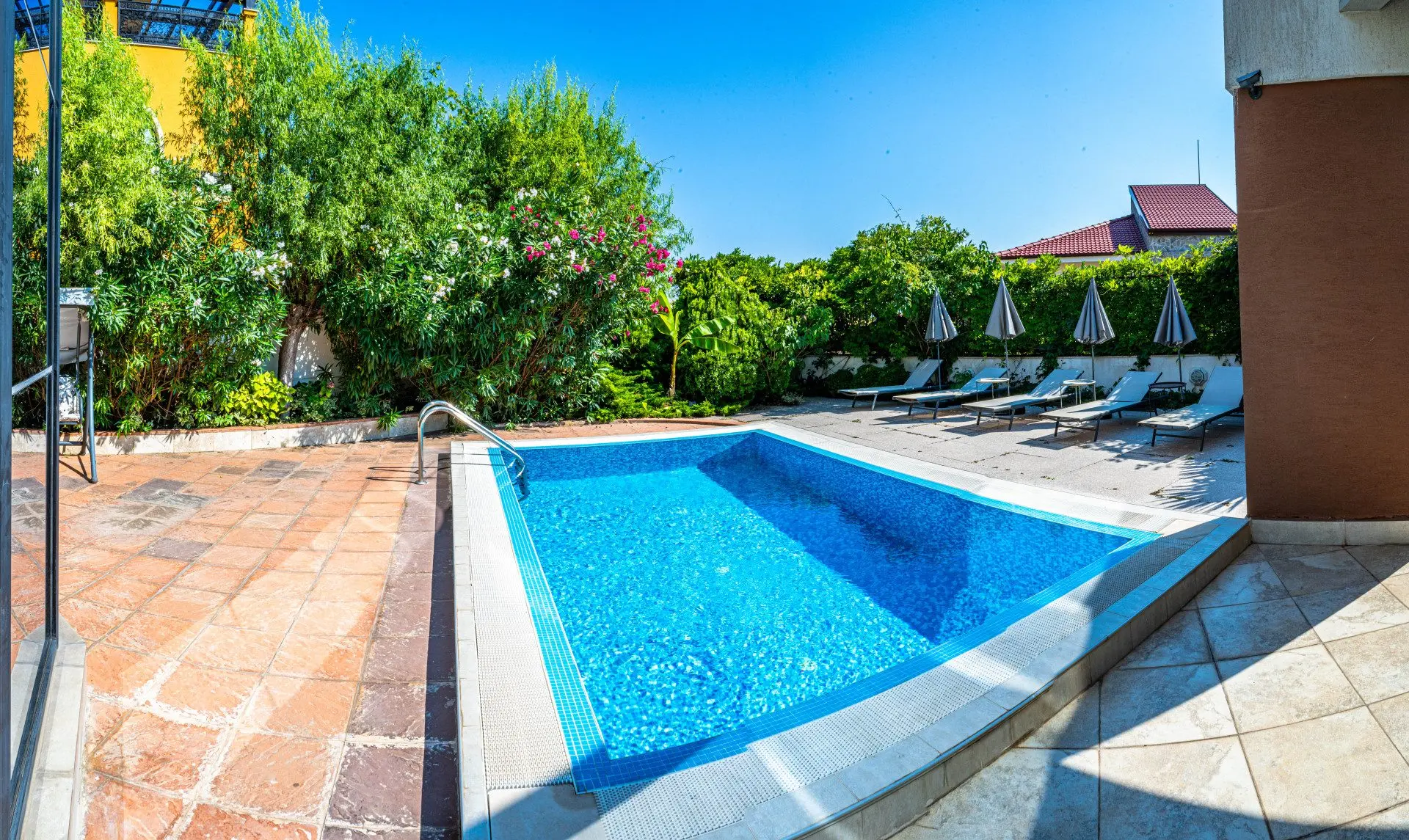 Spacious detached house in excellent condition and swimming pool in Budjaka area