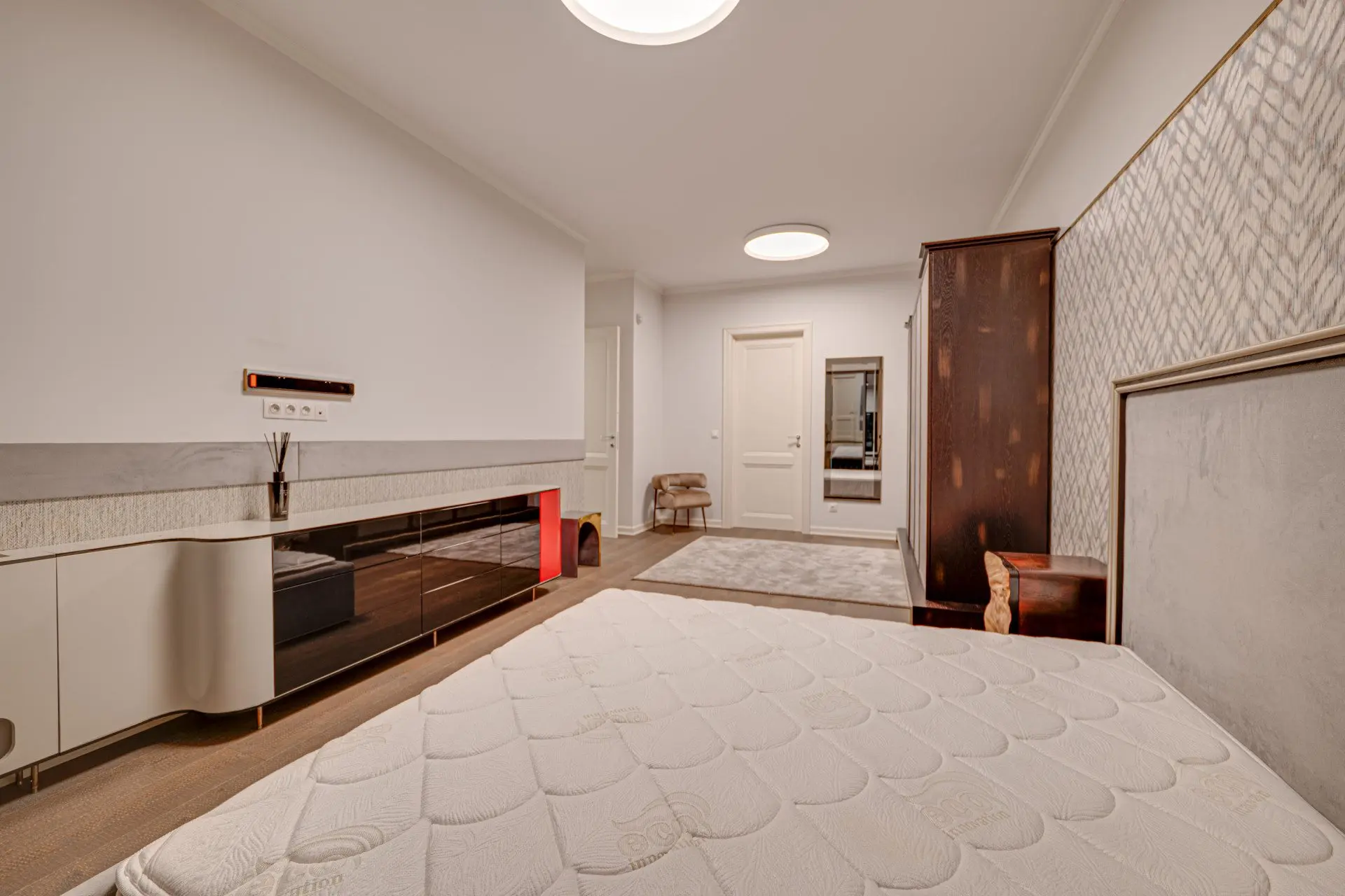 Designer apartment in an iconic building with a parking space included in the price