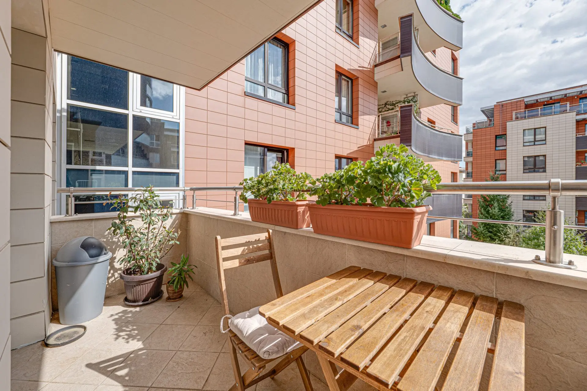 An exceptional four-room apartment in one of the most prestigious gated complexes in the Iztok district.