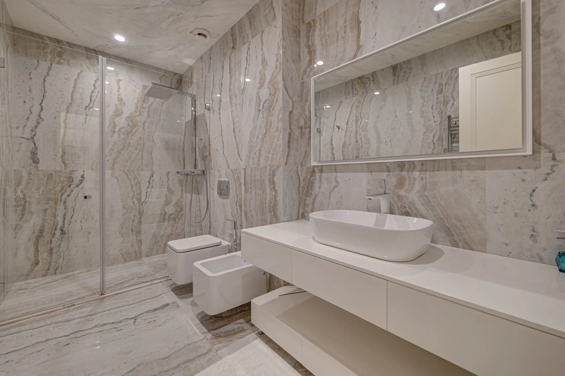 Designer apartment in an iconic building with a parking space included in the price