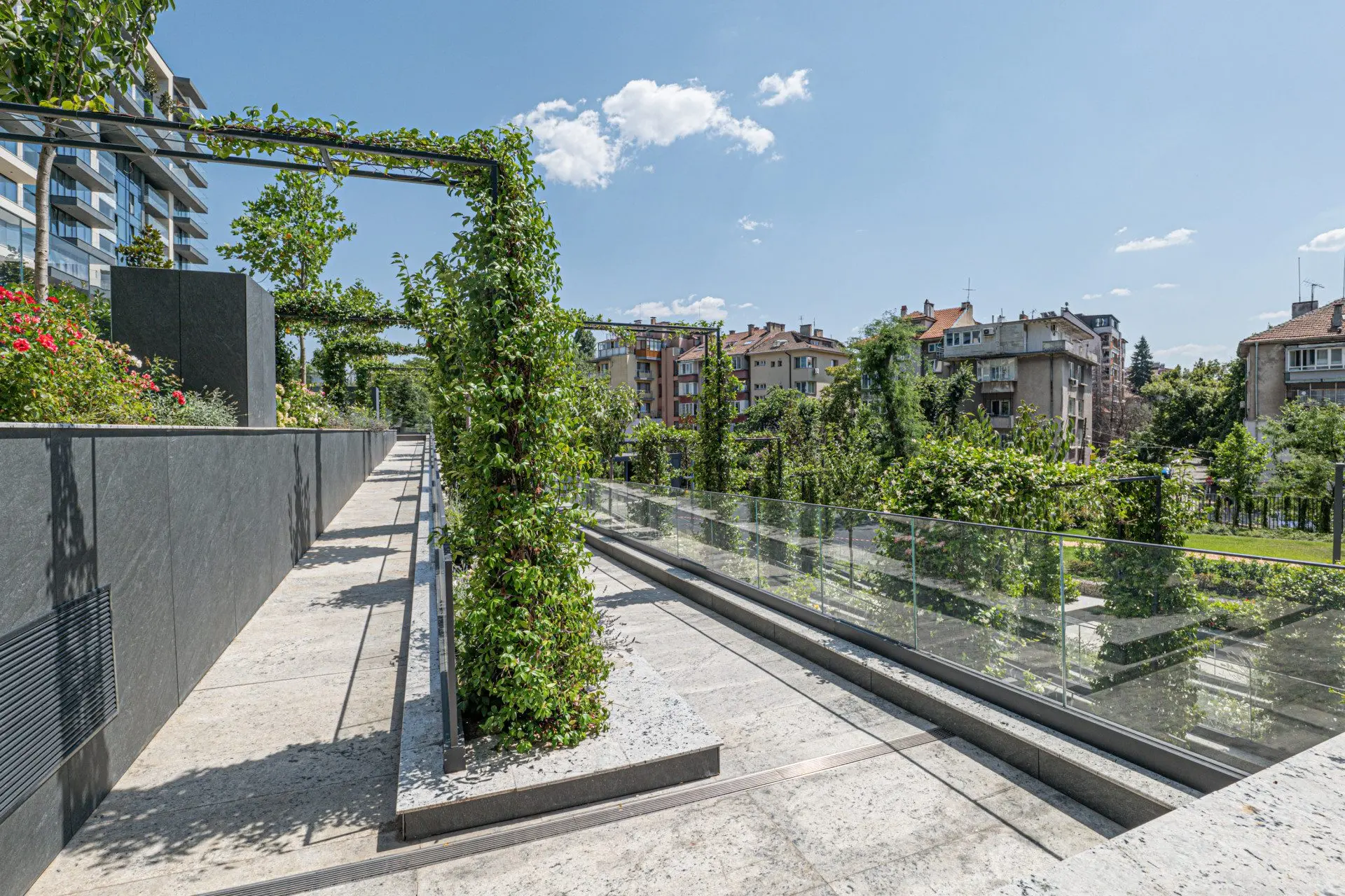 Wonderful panoramic apartment with three bedrooms and a double parking space in Teatralna complex