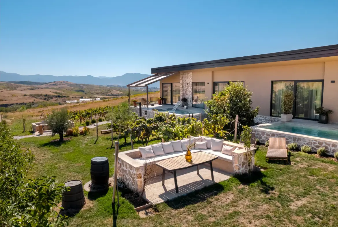 Holiday house with a pool of the area in city Melnik