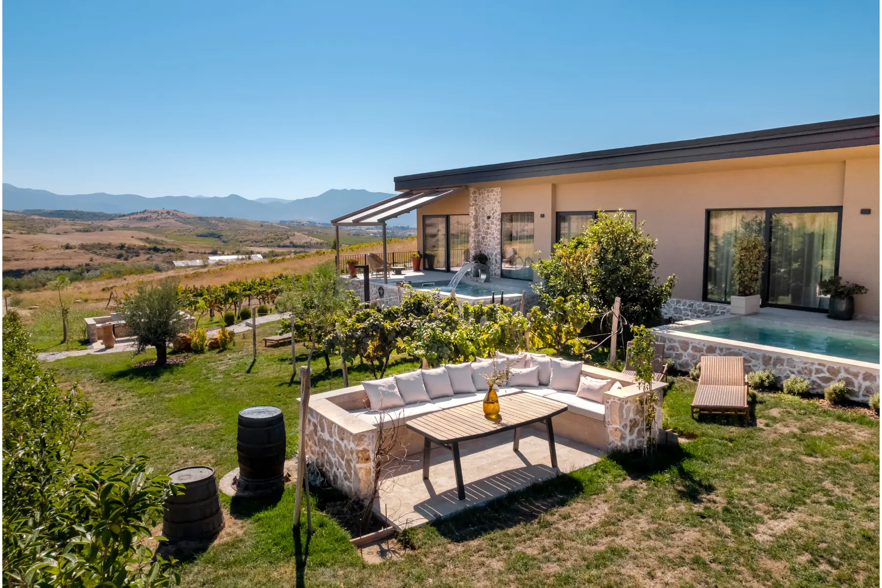 Holiday house with a pool of the area in city Melnik