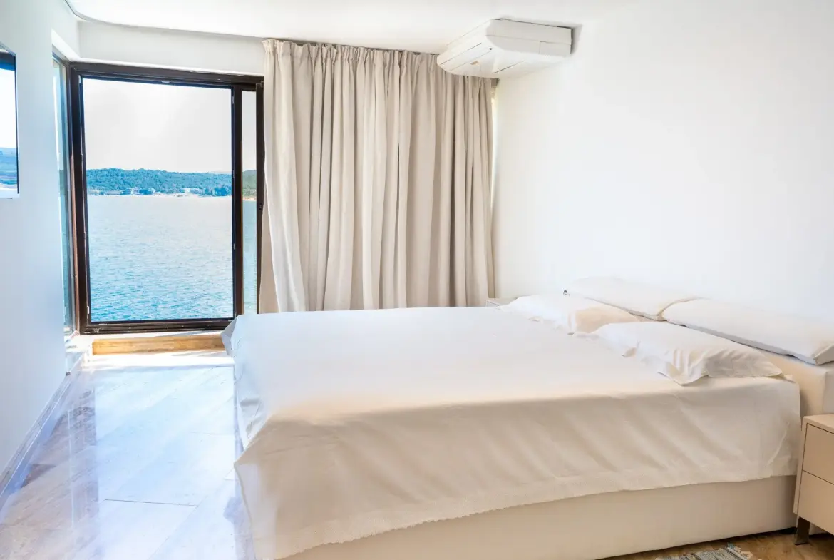Excellent detached house in Sozopol on the seafront with pool and beach.