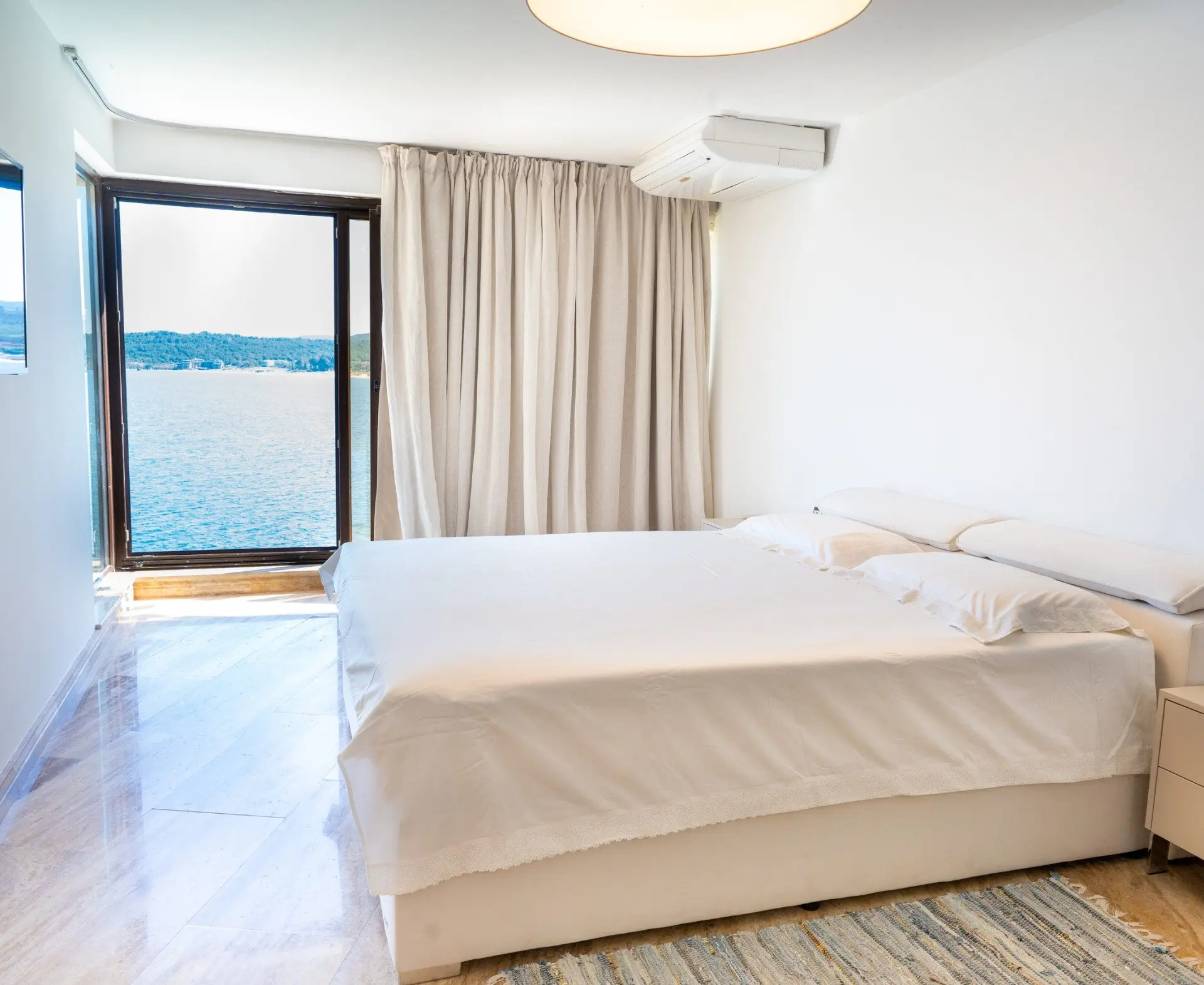 629e0f39572cf283b2d32fed72d25702-1 Excellent detached house in Sozopol on the seafront with pool and beach.