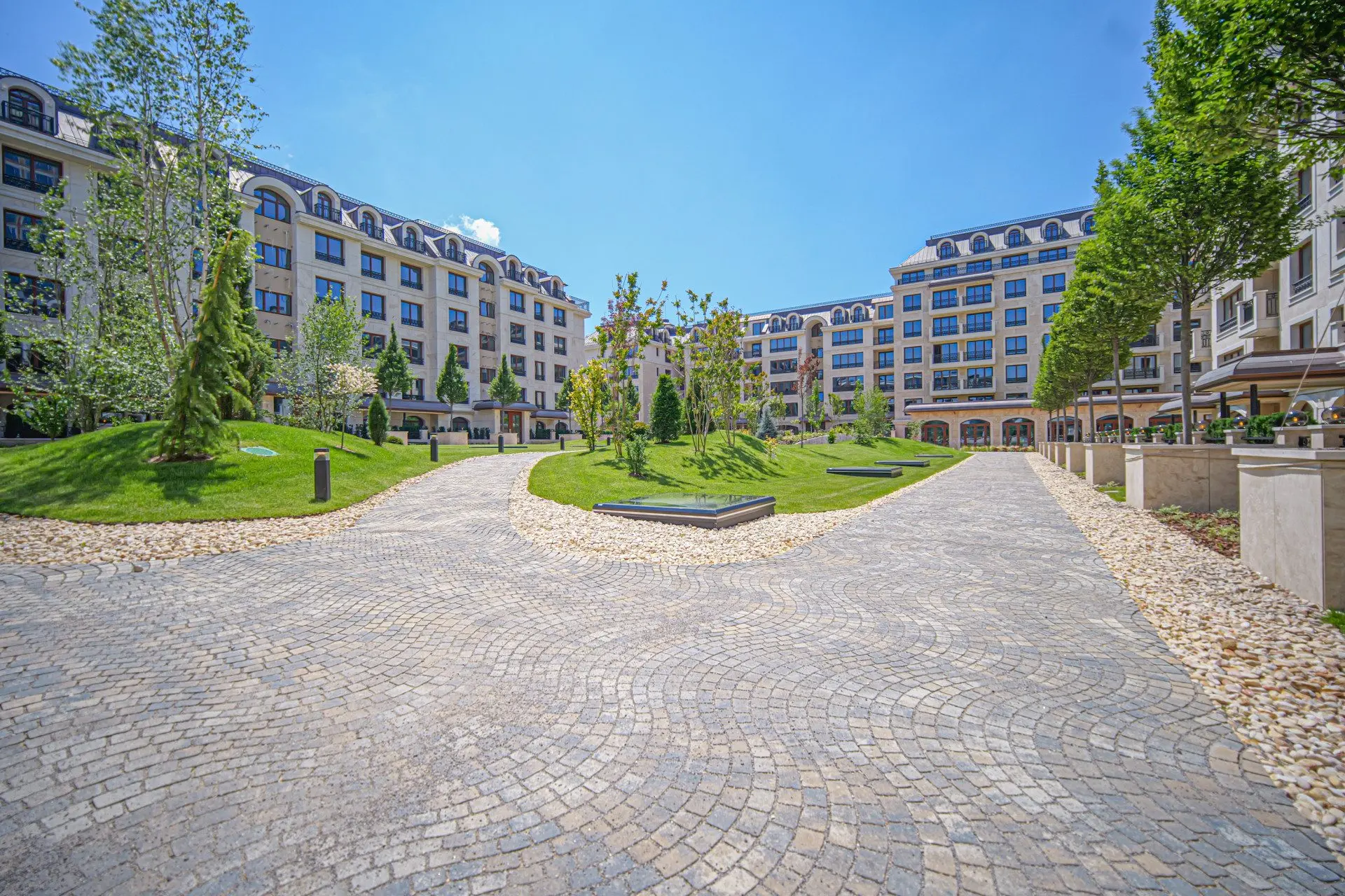 62c4e6a29d2156b07d779d145b12a31f-1 One-of-a-kind penthouse with 360-degree views