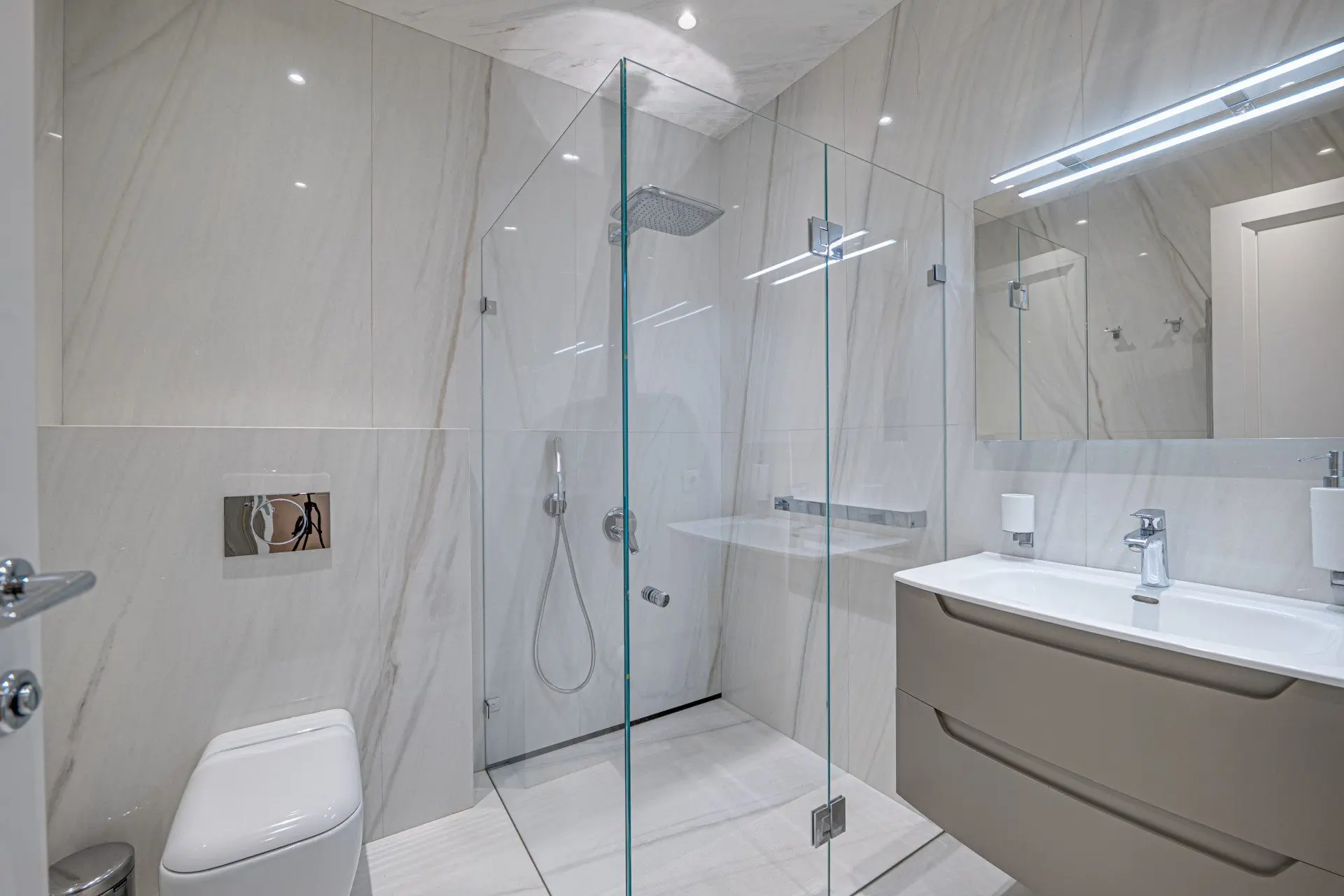 Elegant two-bedroom residence with a contemporary interior in a prestigious building