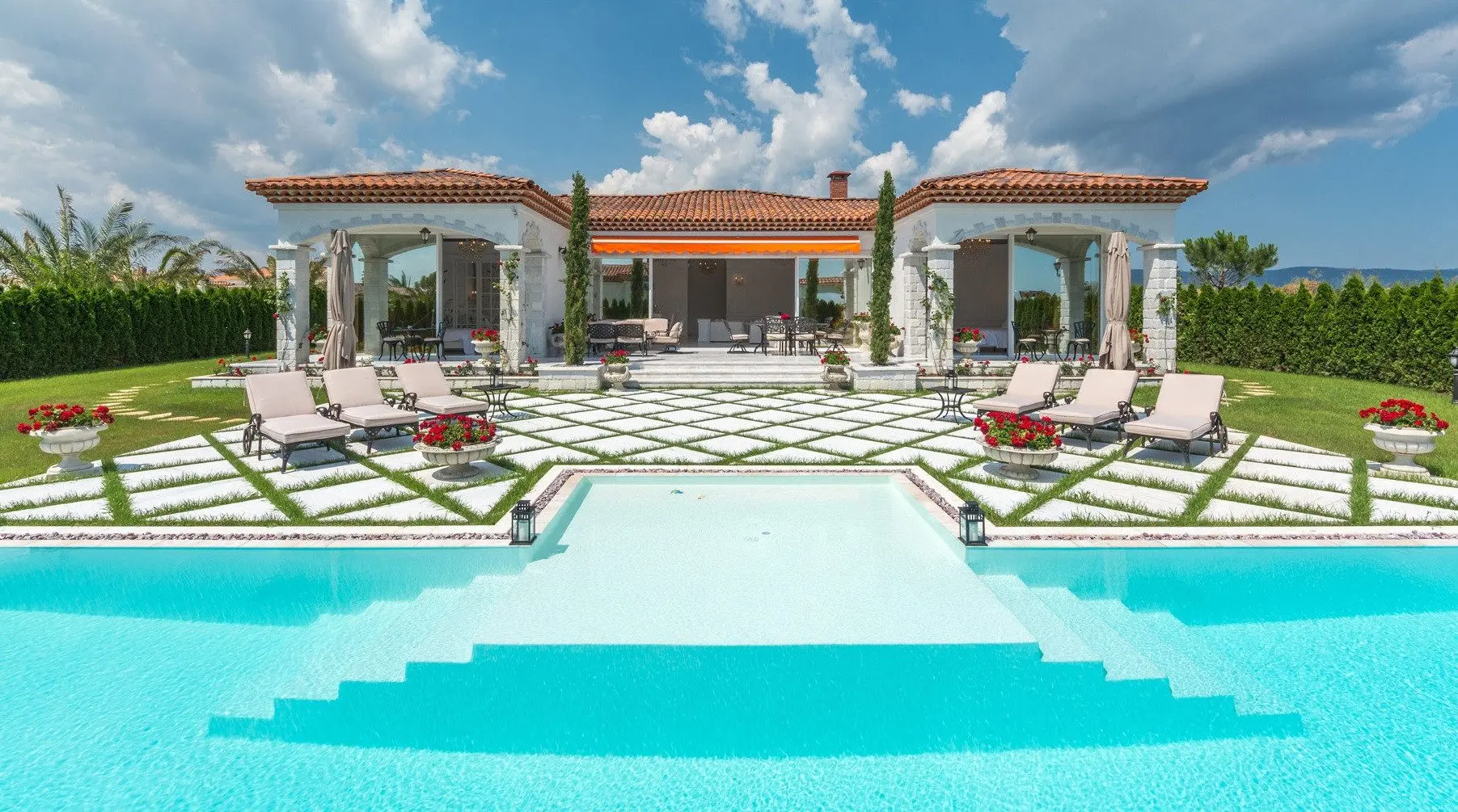 Luxurious four bedroom villa and pool in Sunny Beach for sale