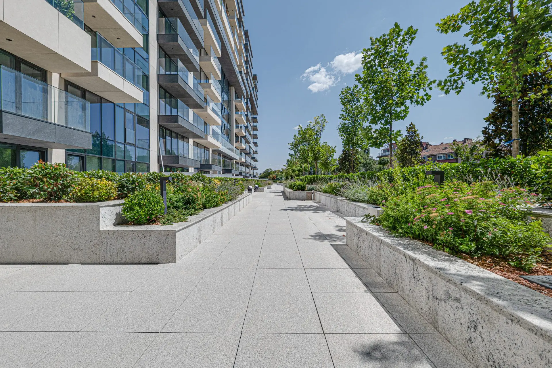 Wonderful panoramic apartment with three bedrooms and a double parking space in Teatralna complex
