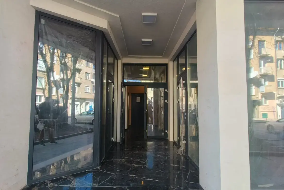 Office with an excellent location and three parking spaces next to the National Assembly and the Council of Ministers