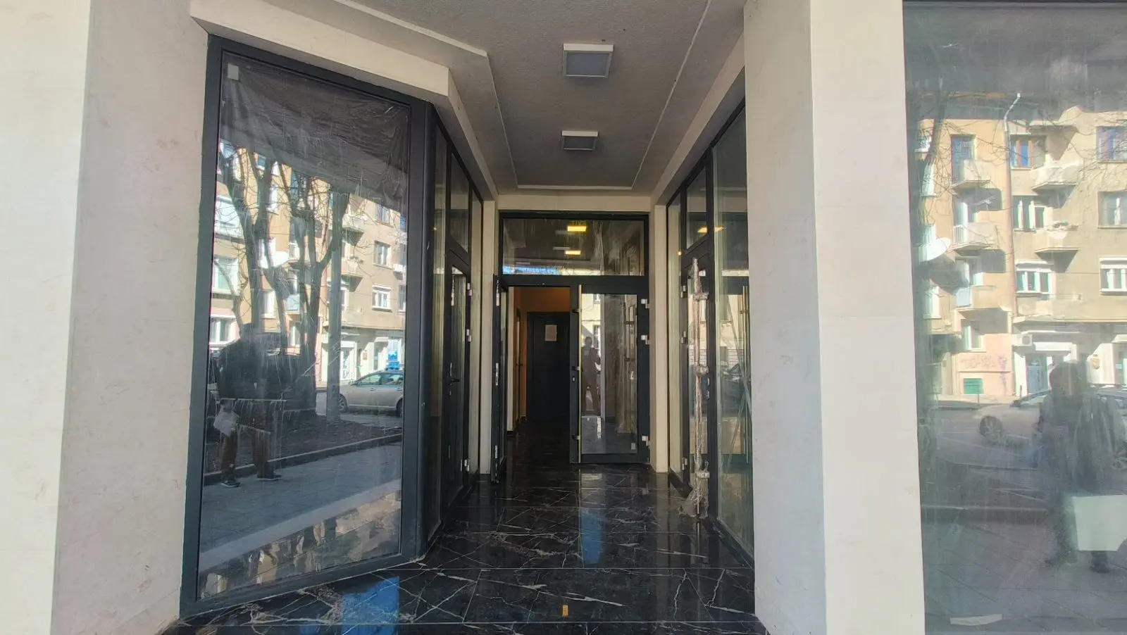 Office with an excellent location and three parking spaces next to the National Assembly and the Council of Ministers