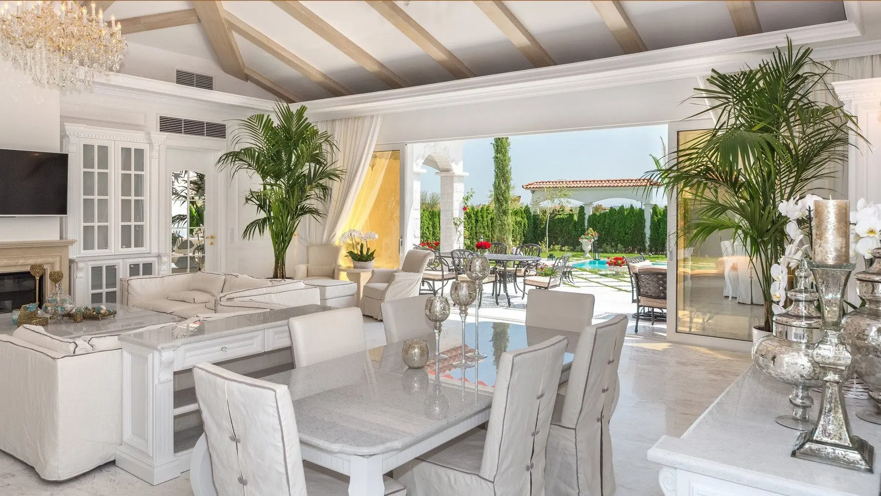 Luxurious four bedroom villa and pool in Sunny Beach for sale