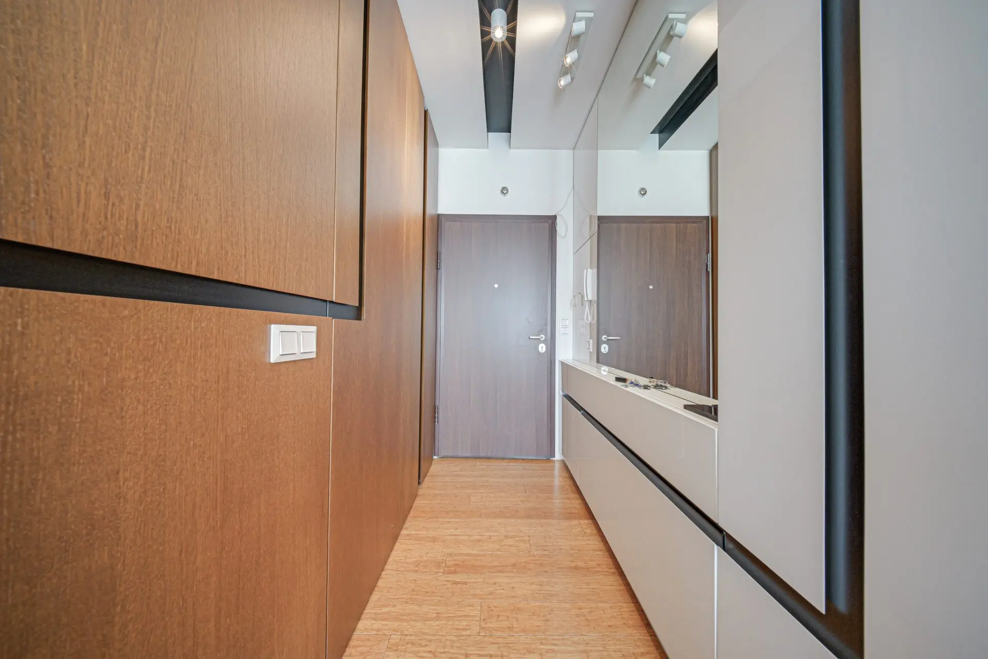 69fe140afe5d64cbe8d7435c257bf53d Penthouse in one of the most preferred and well-maintained complexes Flora Park
