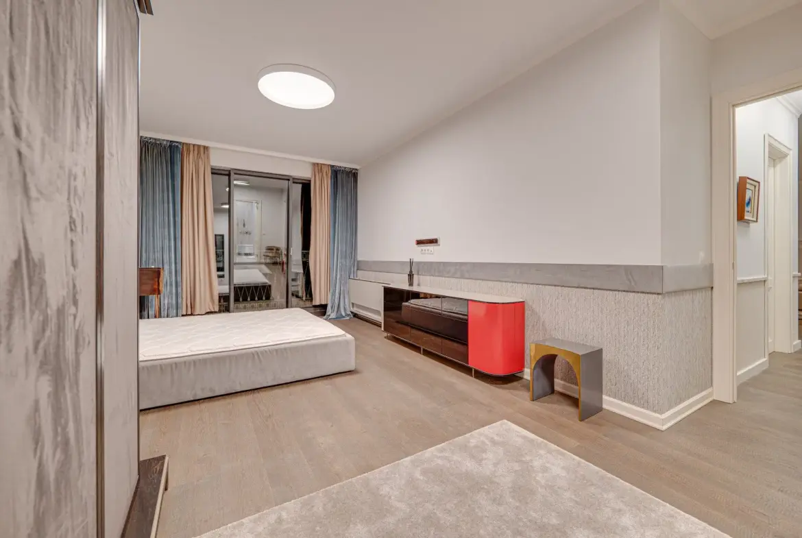 Designer apartment in an iconic building with a parking space included in the price