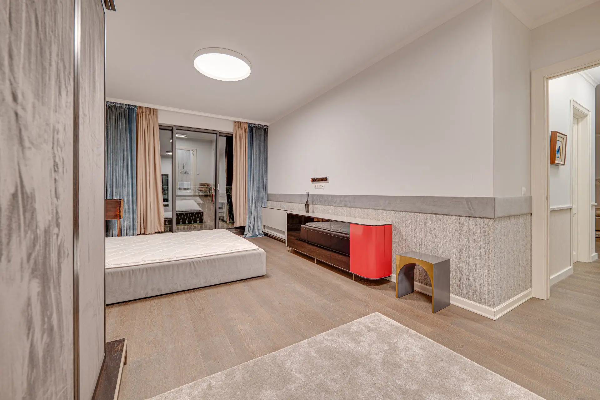 Designer apartment in an iconic building with a parking space included in the price