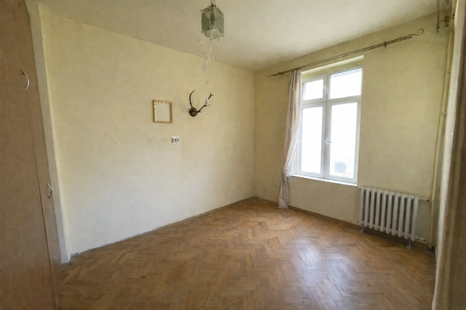 Spacious floor of an aristocratic house in the ideal center of Sofia for sale