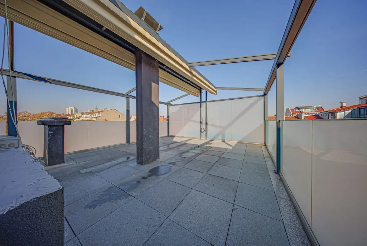 Penthouse with a panoramic terrace next to the National Palace of Culture for sale