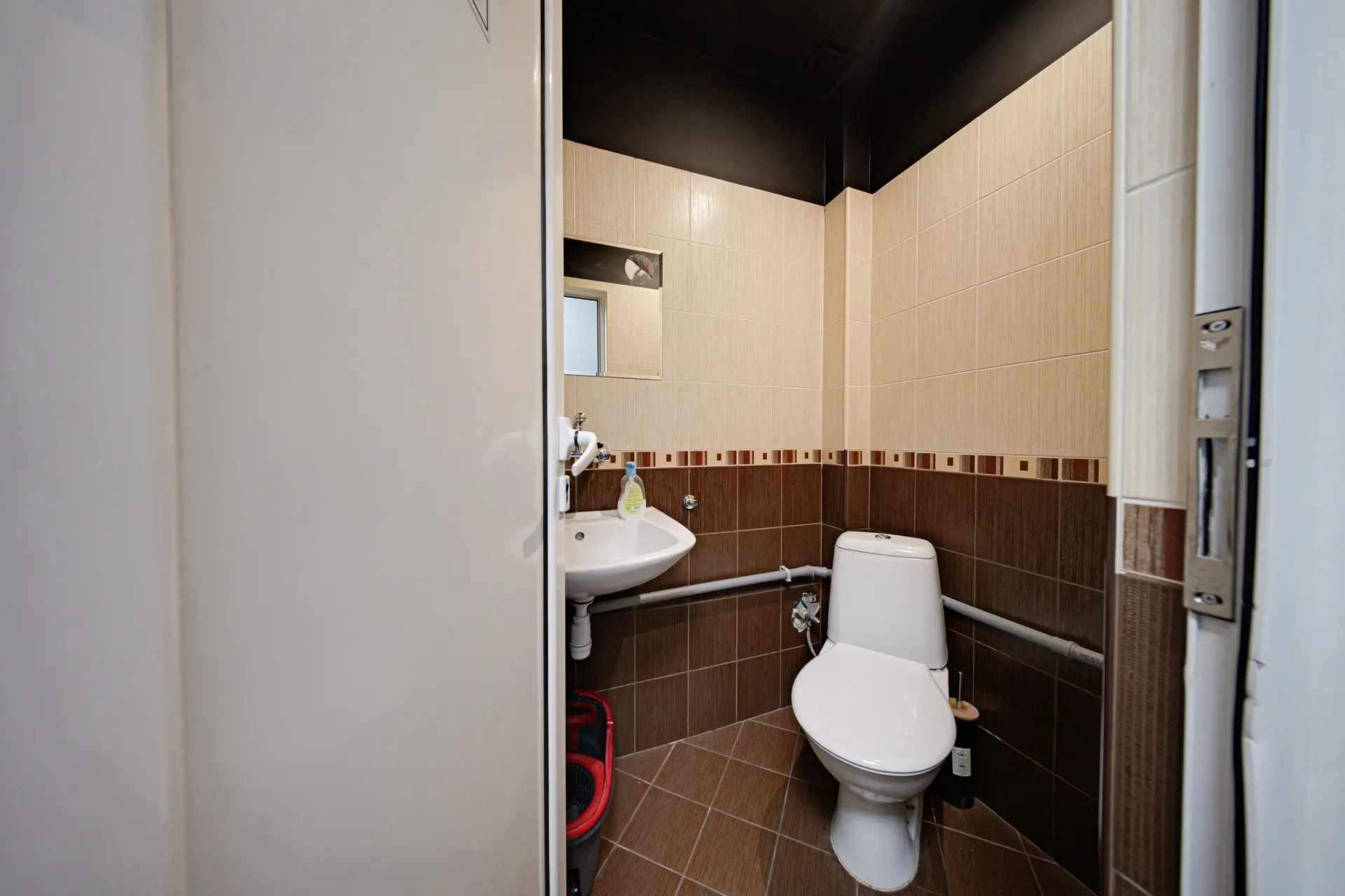 Commercial premises facing two streets, suitable for a beauty salon, shop, showroom