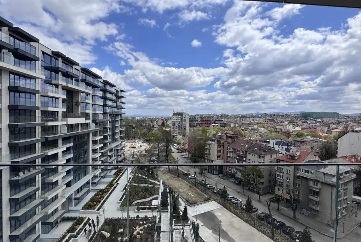 Three-bedroom apartment in a preferred newly built complex next to Zaimov Park