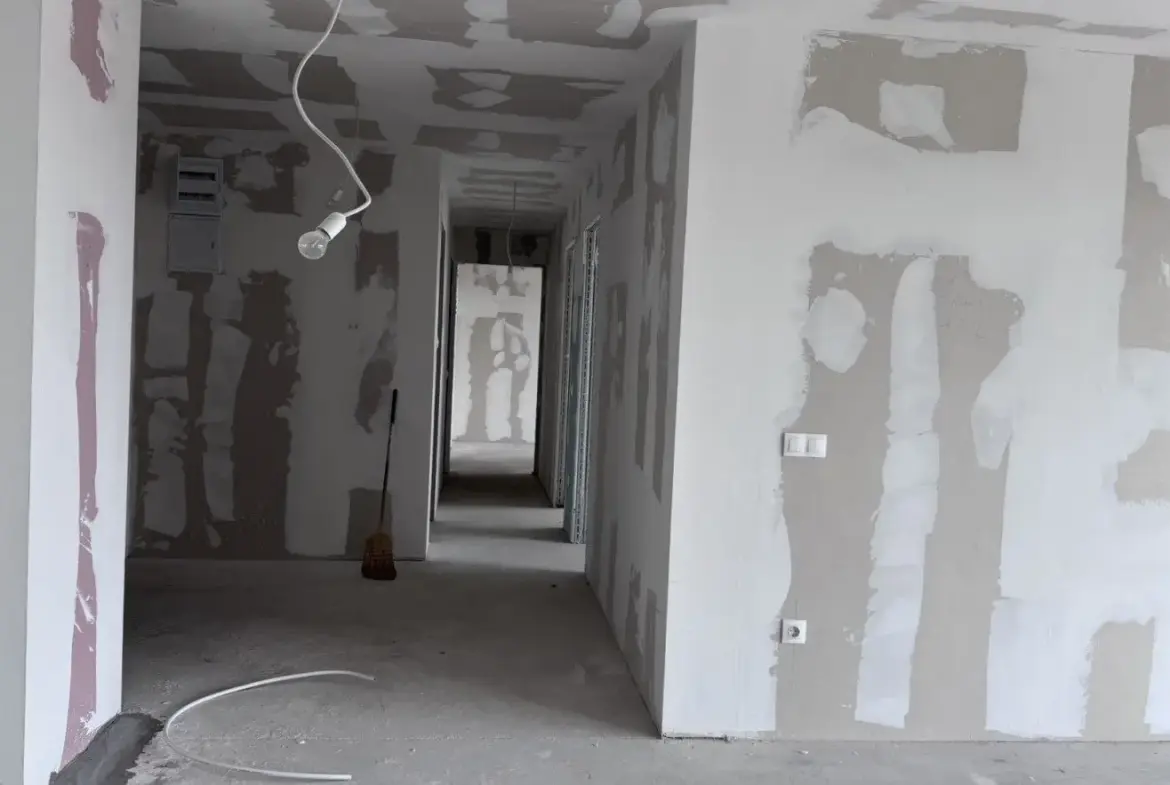 Three-bedroom apartment in a preferred newly built complex next to Zaimov Park