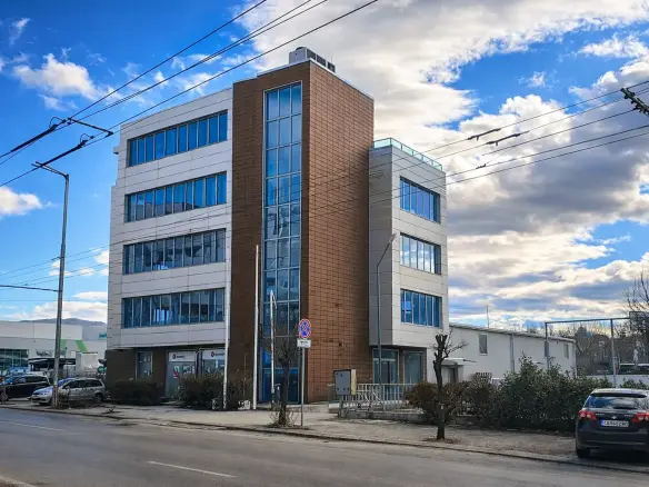 Office building with warehouse in a convenient location in Druzhba 2 district for sale