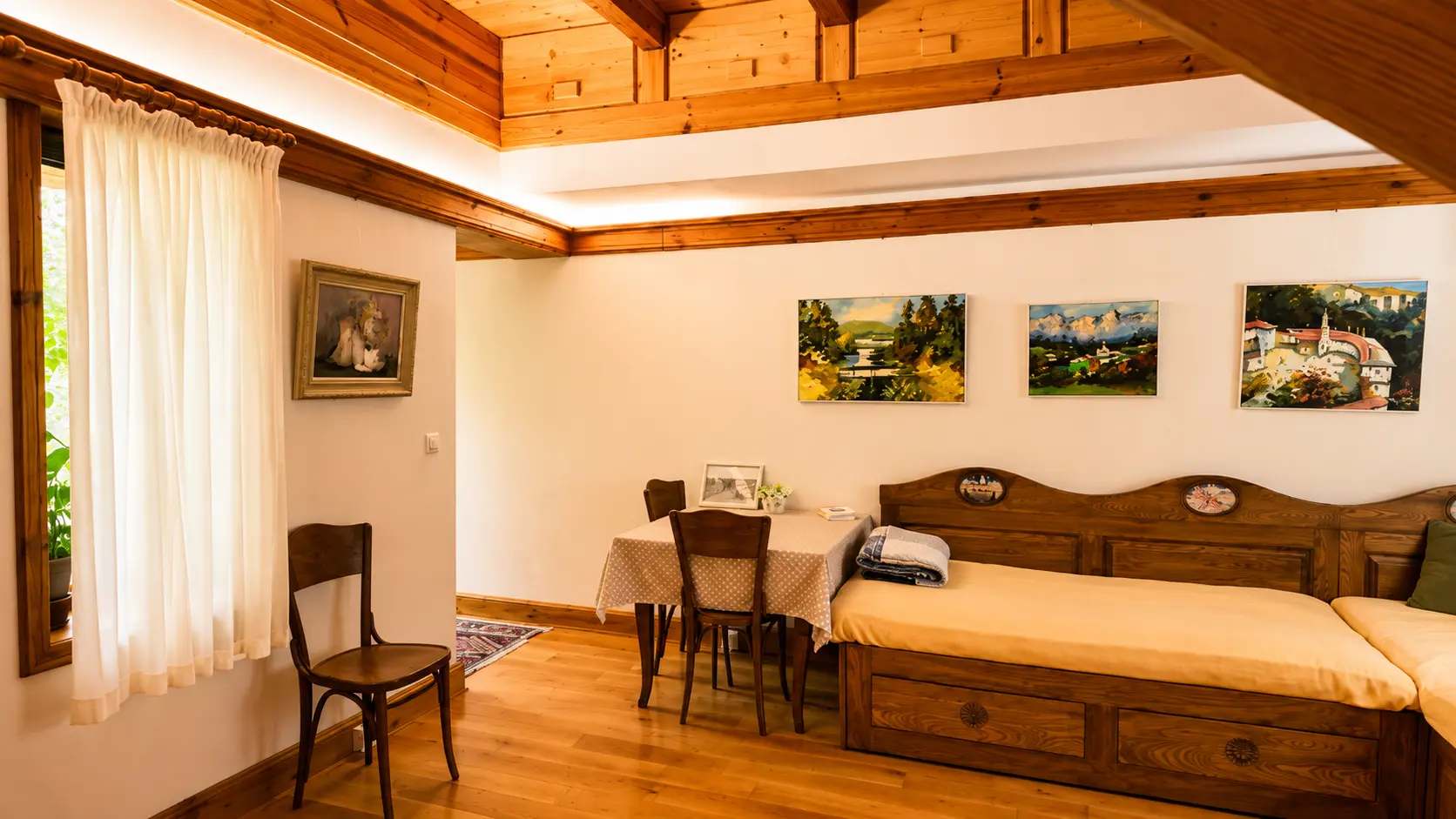 Detached house located in the heart of the old town and the iconic Greek Quarter