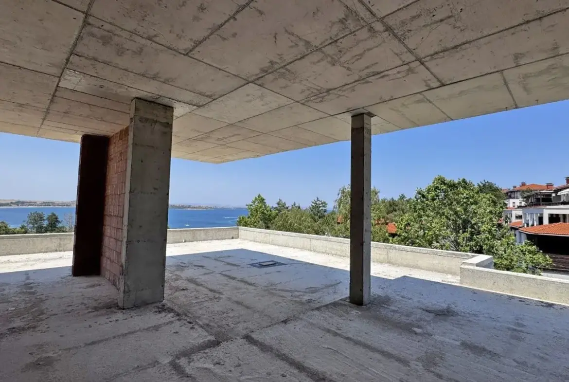 Four-bedroom penthouse in a park setting with panoramic sea and mountain views