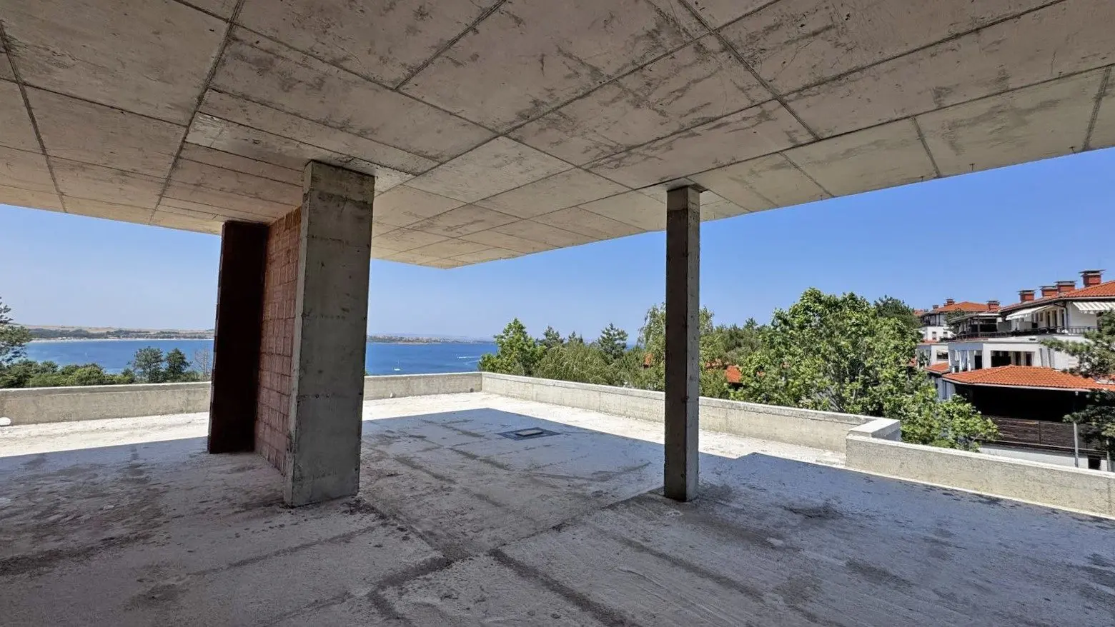 Four-bedroom penthouse in a park setting with panoramic sea and mountain views