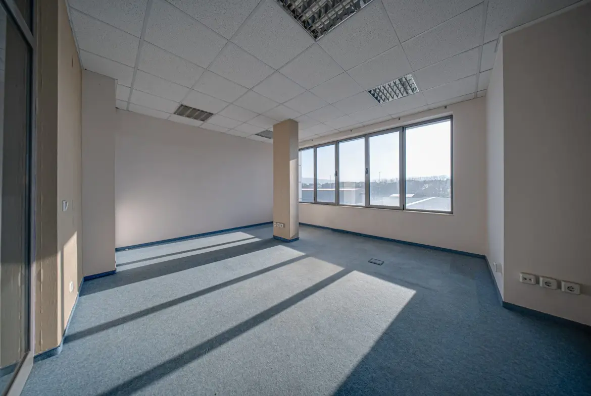 Office building with warehouse in a convenient location in Druzhba 2 district for sale