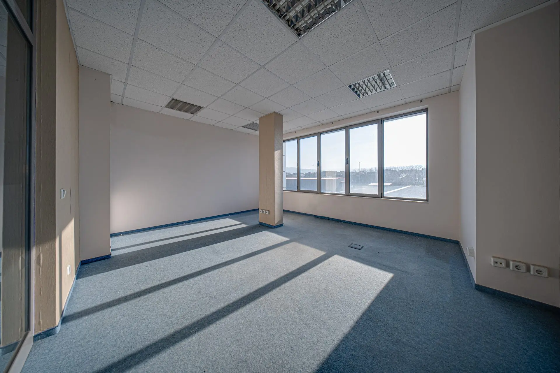 Office building with warehouse in a convenient location in Druzhba 2 district for sale