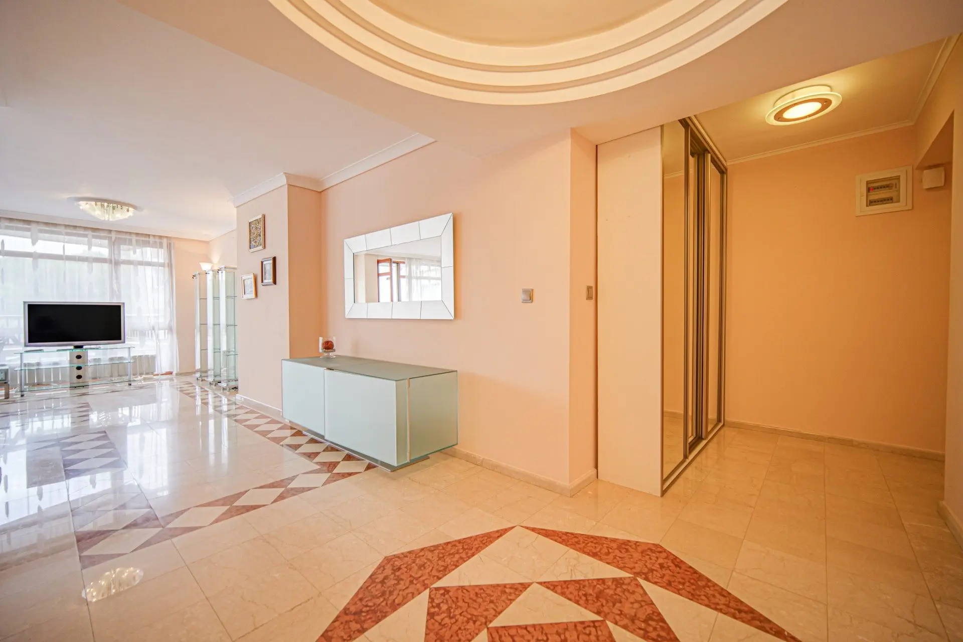 Spacious four-room apartment with panoramic views of Borisova Garden in the heart of Lozenets