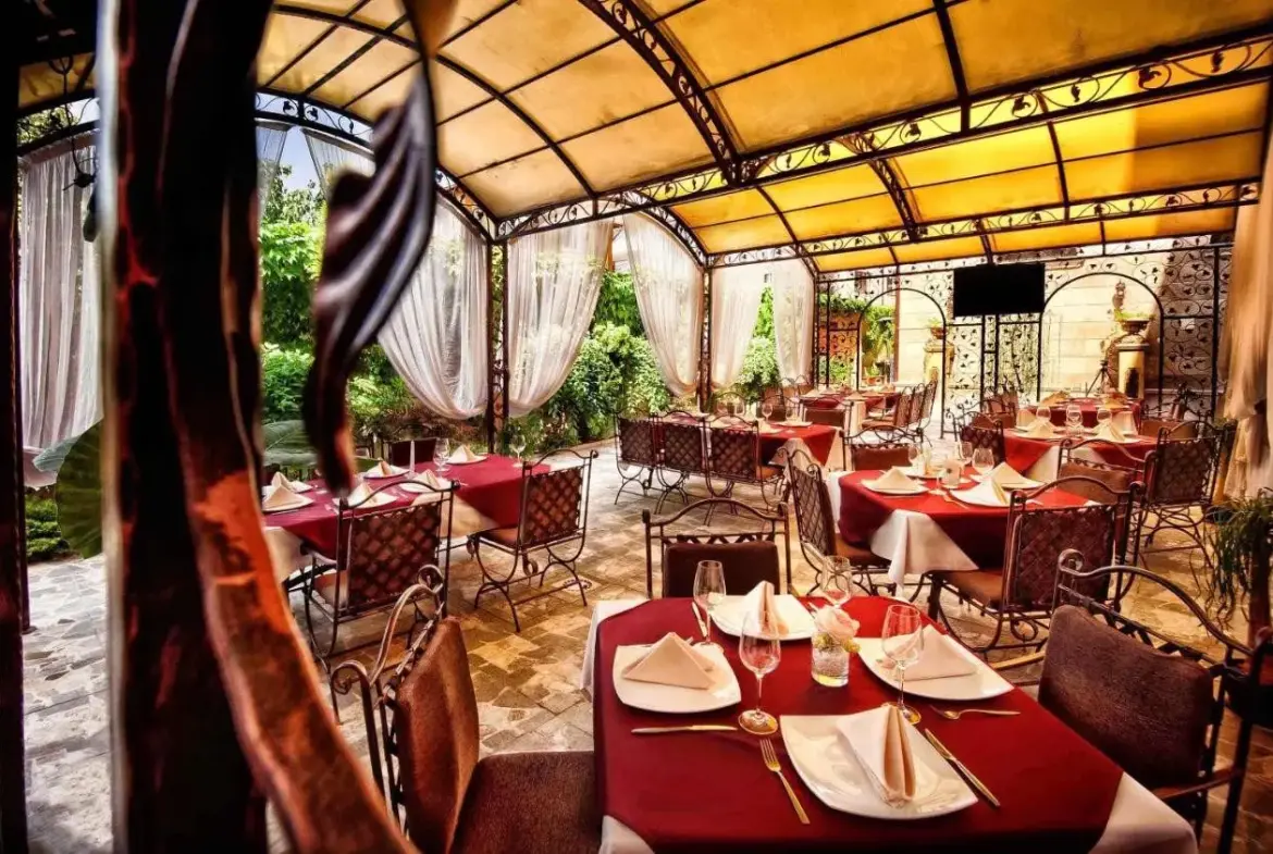 Hotel with restaurant in Hisarya for sale