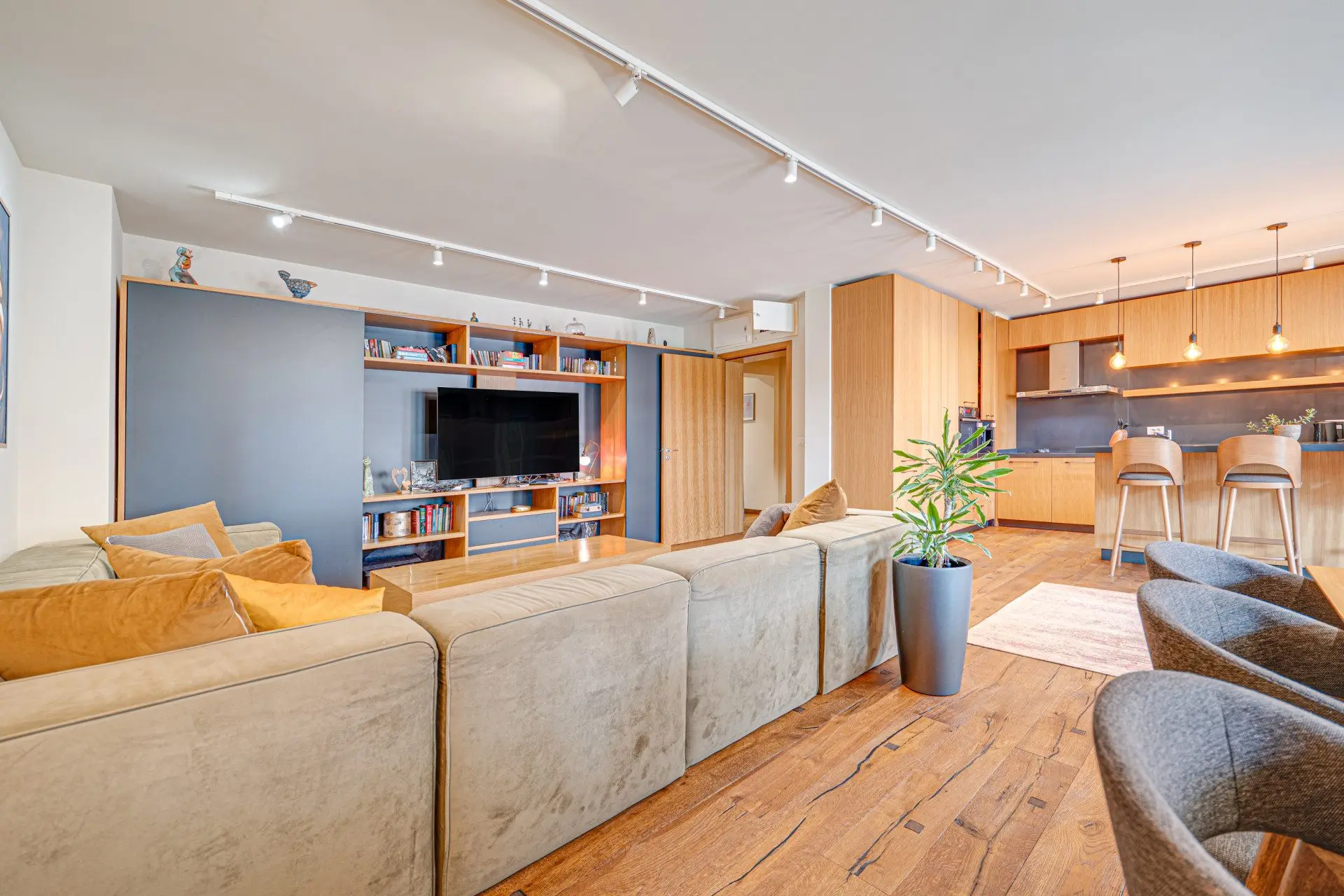 An exceptional four-room apartment in one of the most prestigious gated complexes in the Iztok district.