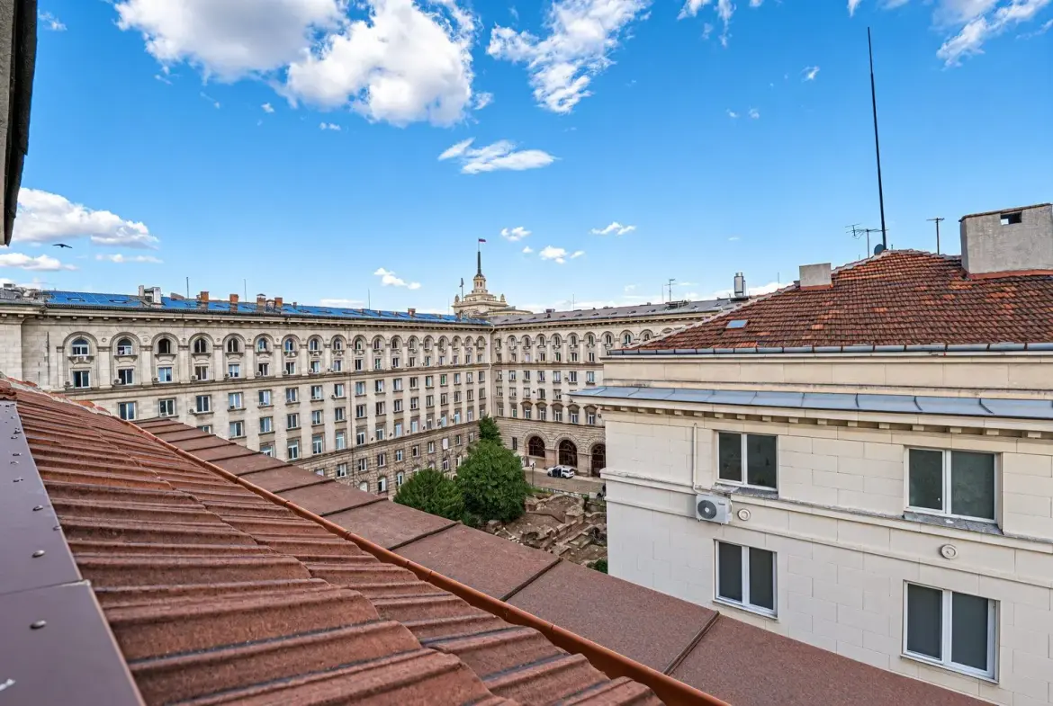 Elegant penthouse with impressive high ceilings on Saborna Street