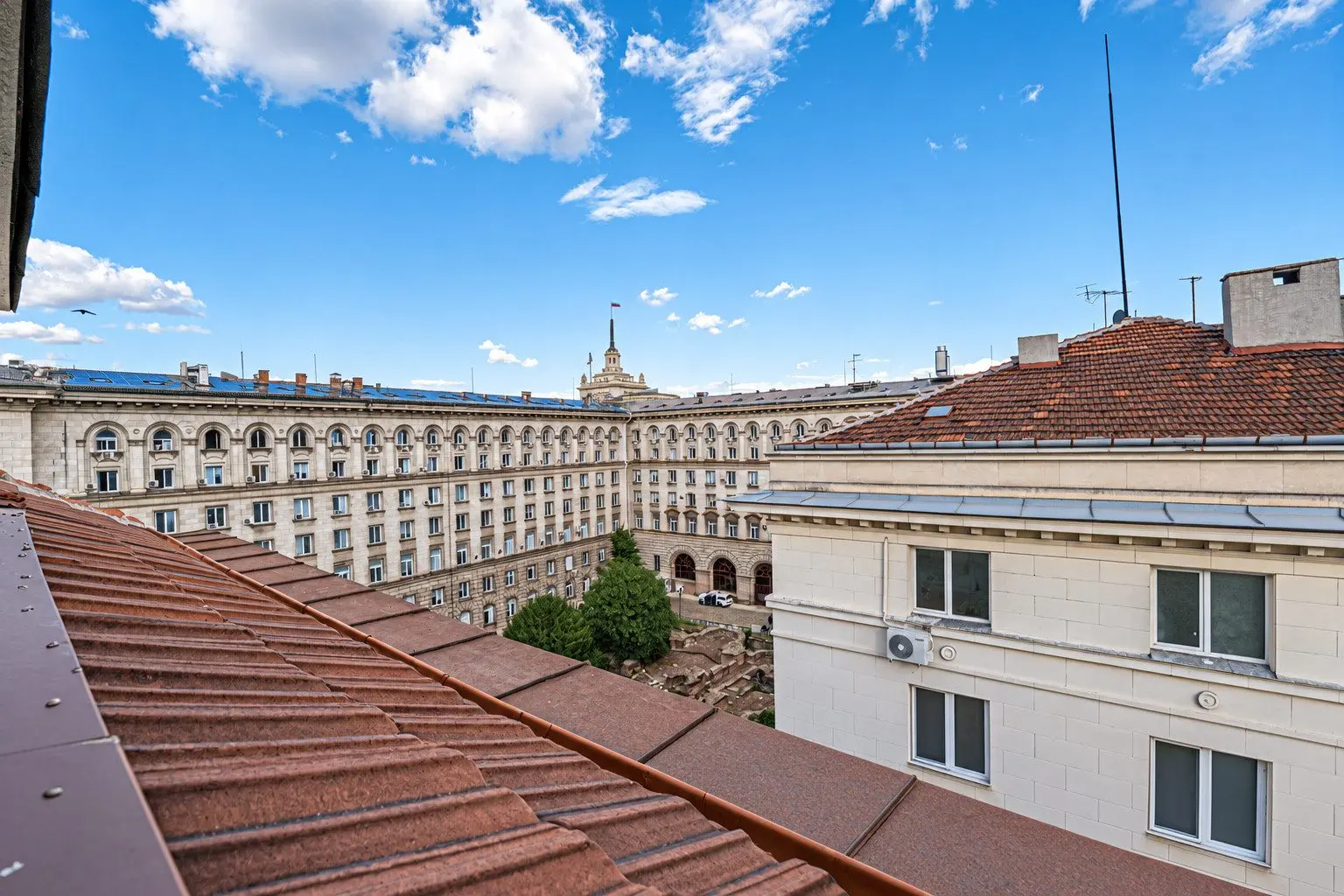 Elegant penthouse with impressive high ceilings on Saborna Street