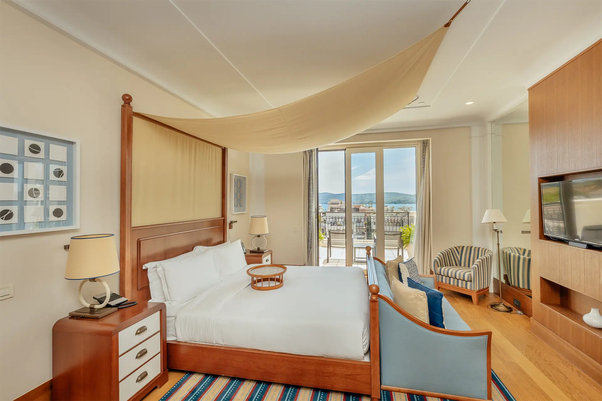 75deb0cb11efdb2367ed2ea4be961f4b Luxurious penthouse within the Regent 5* hotel, Porto Montenegro