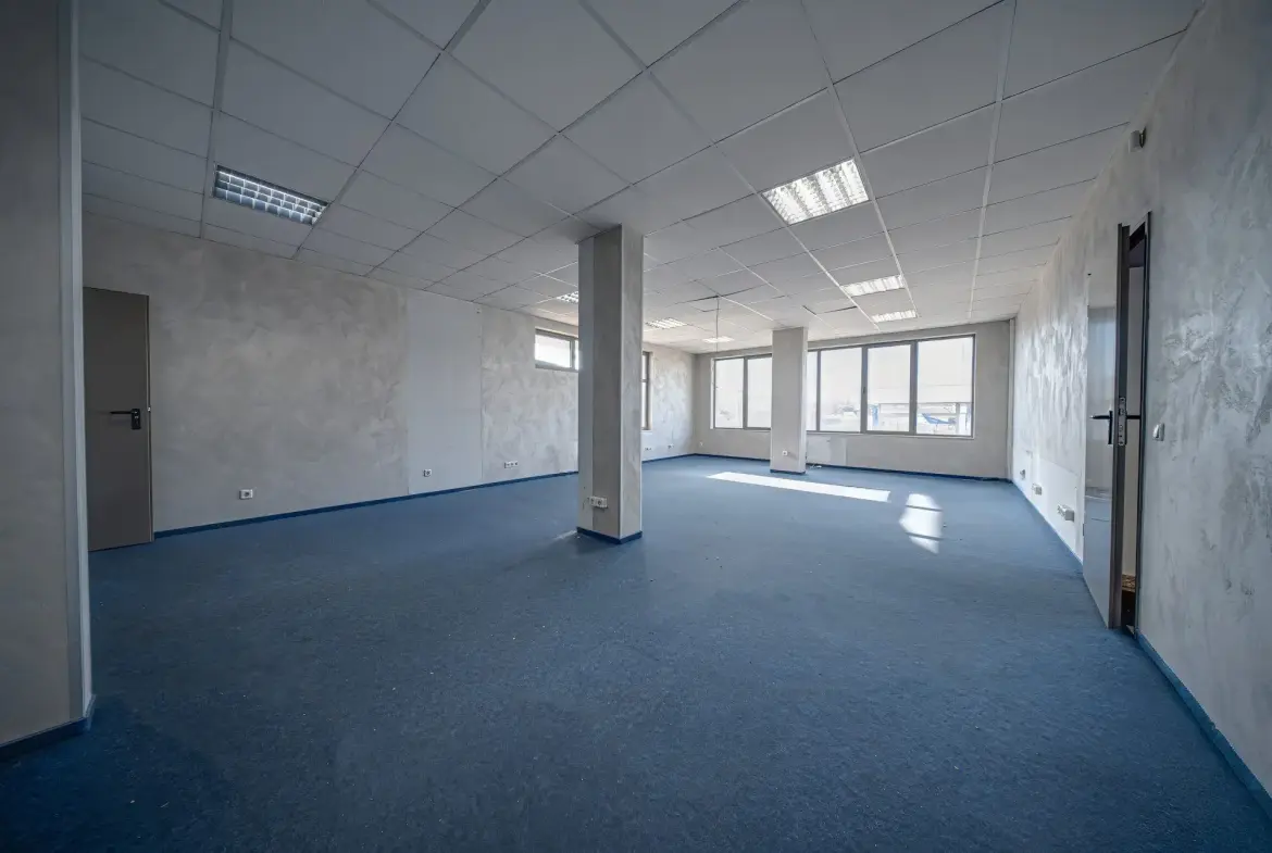 Office building with warehouse in a convenient location in Druzhba 2 district for sale