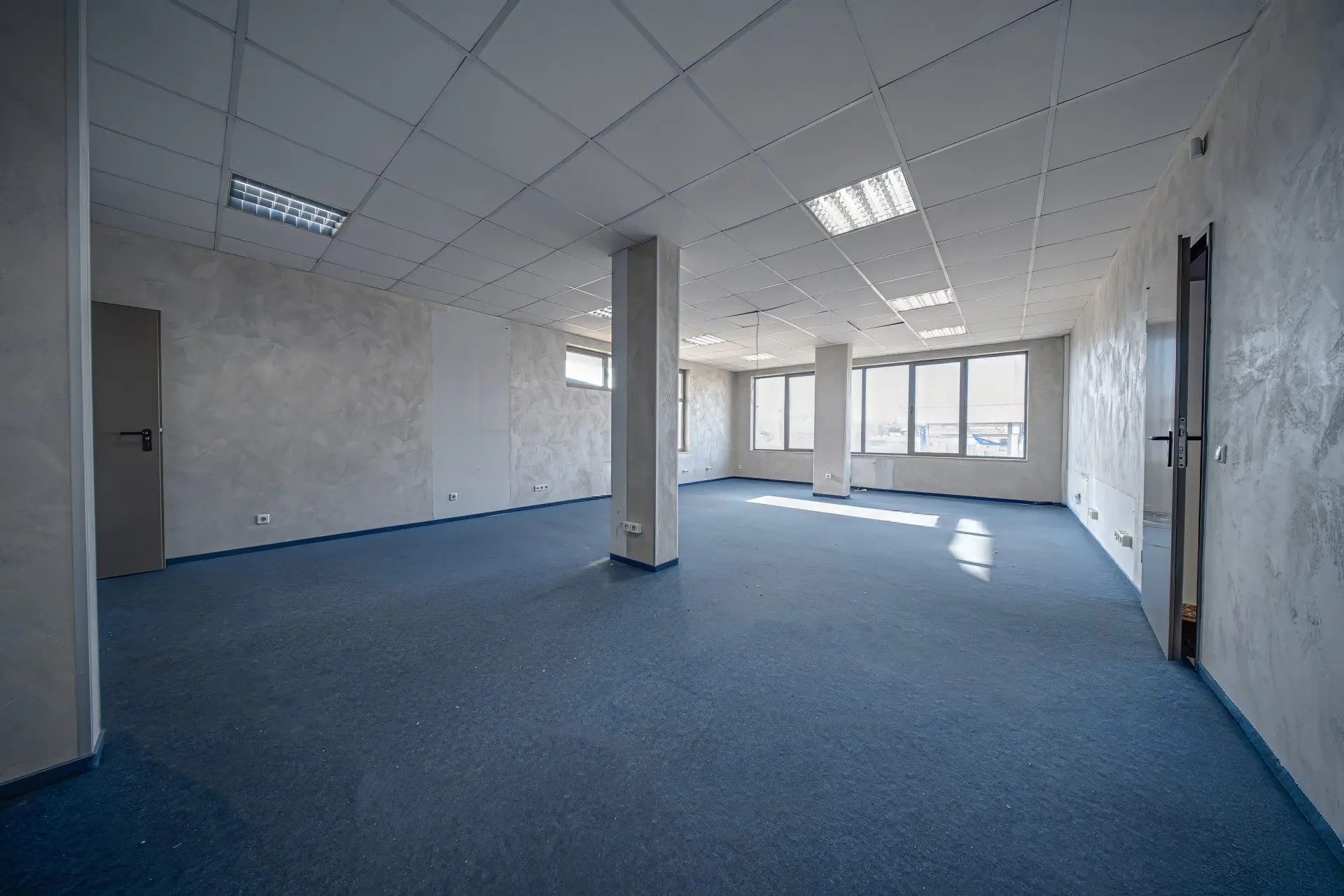 Office building with warehouse in a convenient location in Druzhba 2 district for sale