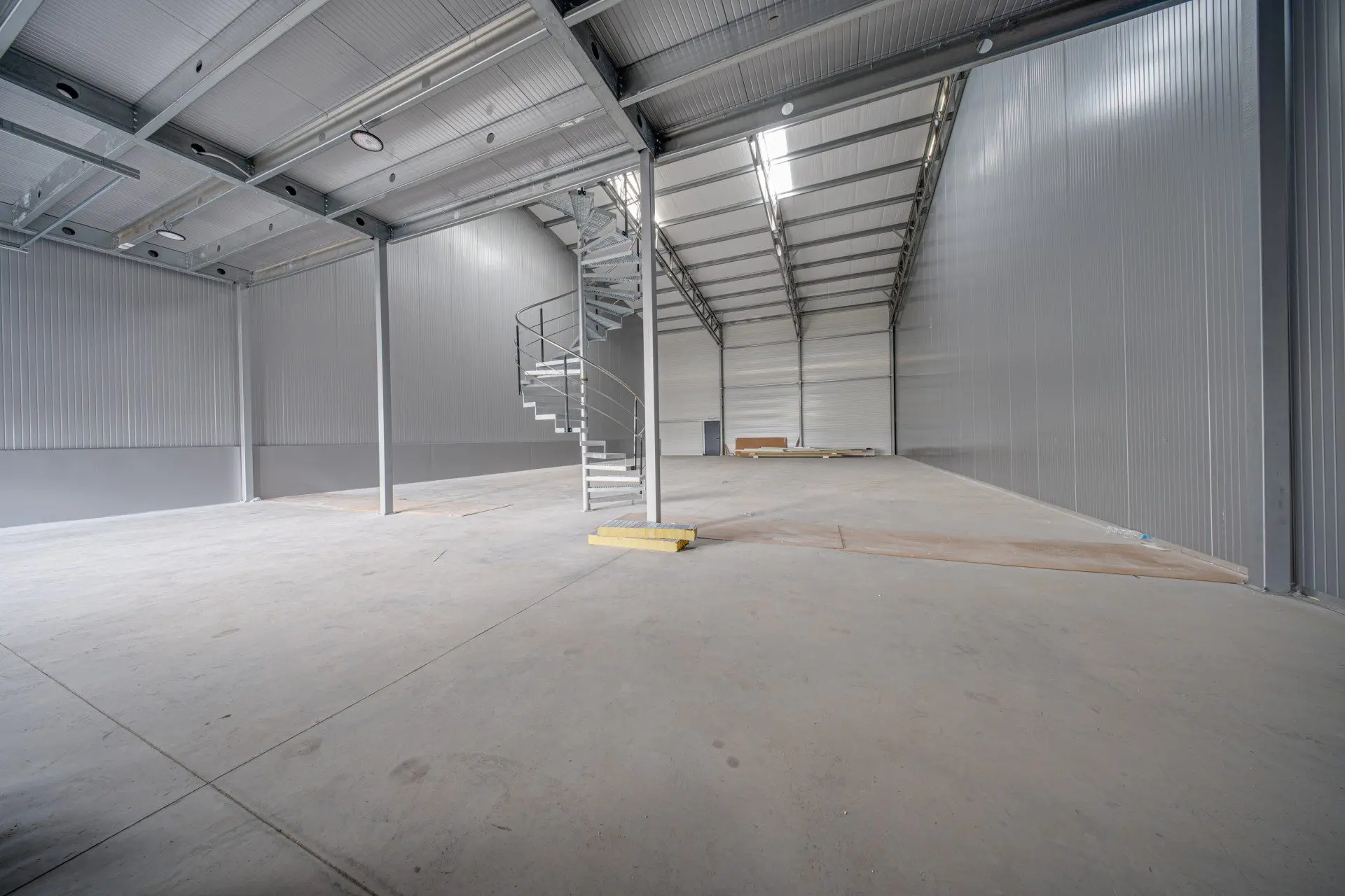 77824e11cd3953982f20b35c32a7c6bd Newly built warehouse premises are for sale in the village of Lozen, at the Act 14 stage