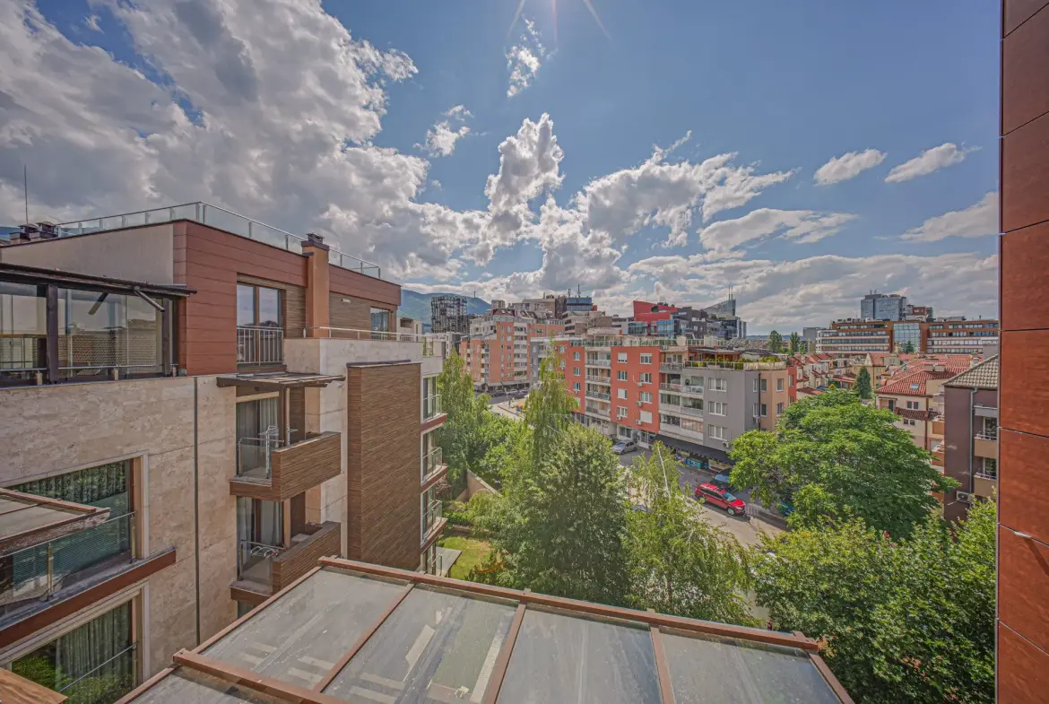 Penthouse in one of the most preferred and well-maintained complexes Flora Park
