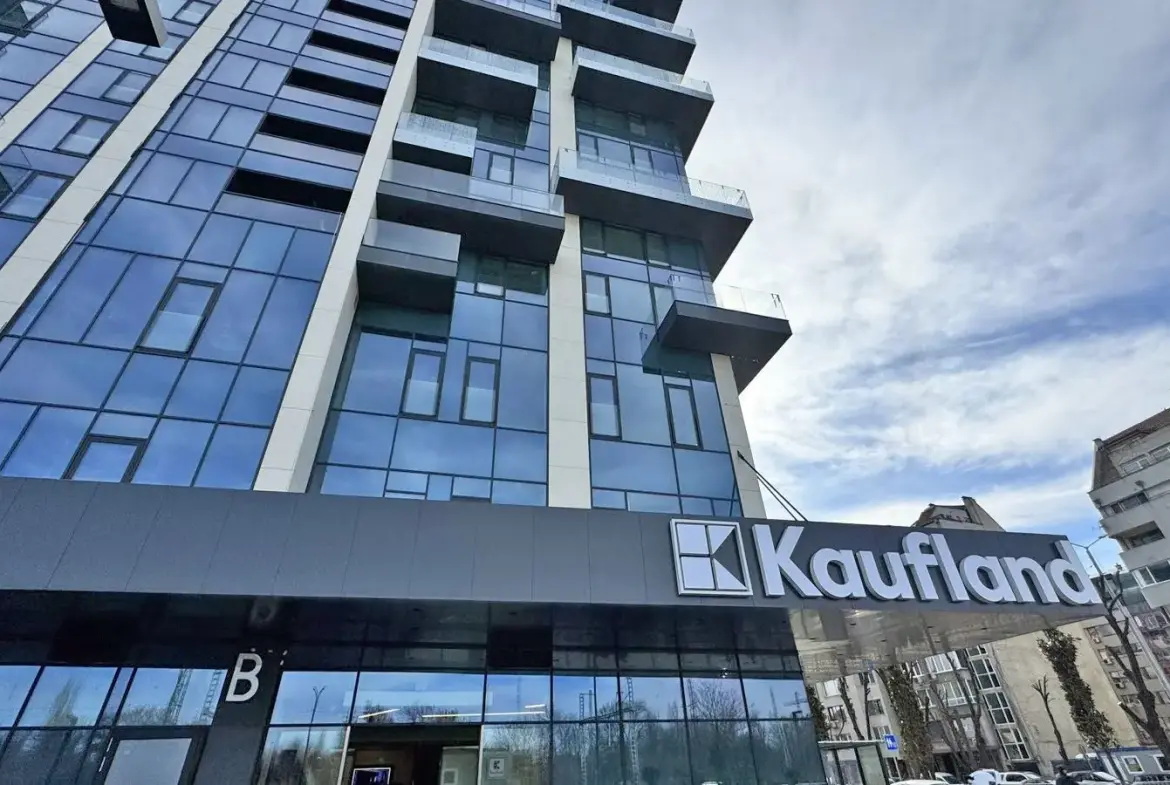 Three-bedroom apartment in a preferred newly built complex next to Zaimov Park